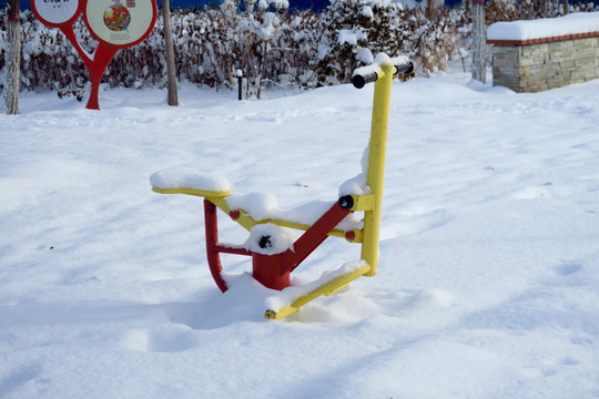 雪后公园 健身器材