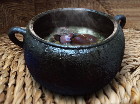 传统黑砂锅猪脚汤