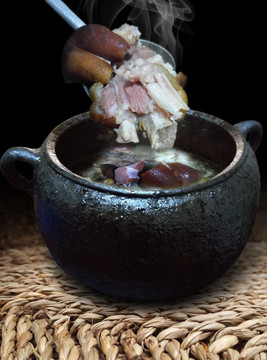 传统黑砂锅猪脚汤