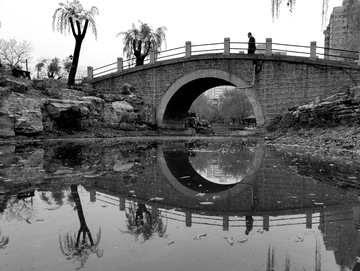 北京柳荫公园拱桥倒影