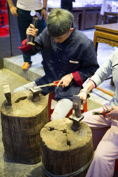 阳朔西街古镇旅游打银器手艺人