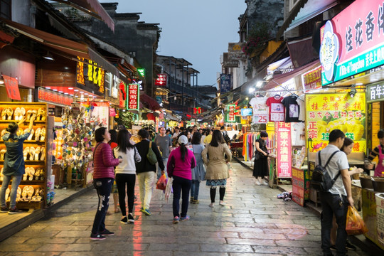 阳朔西街古街中国古镇酒吧街夜景