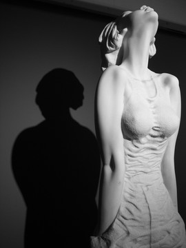 雕塑 站立的少女