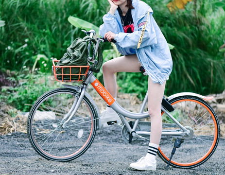 美女骑自行车