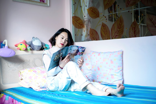 在床上看书的青春女孩