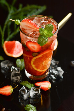 草莓西柚薄荷冰饮料