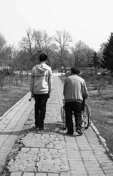 青年与轮椅老人