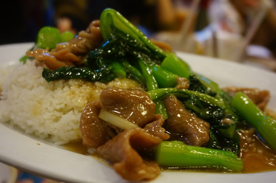 芥蓝炒牛肉饭