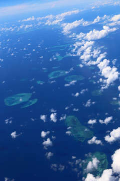 白云暗礁海岛深蓝海景背景