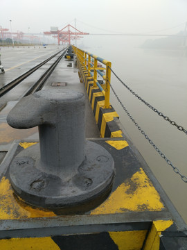 重庆果园港码头前沿系船柱