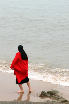 海边嬉水的女子