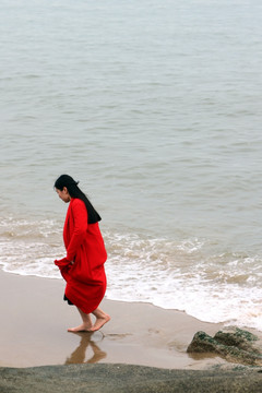 海边嬉水的女子