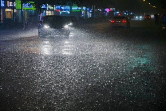 大雨滂沱的街道夜景
