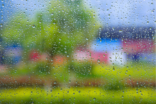 车窗上的雨滴