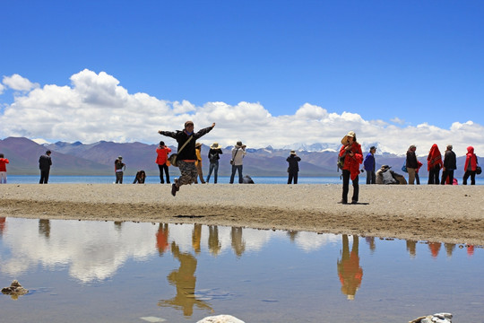 西藏湖景游客