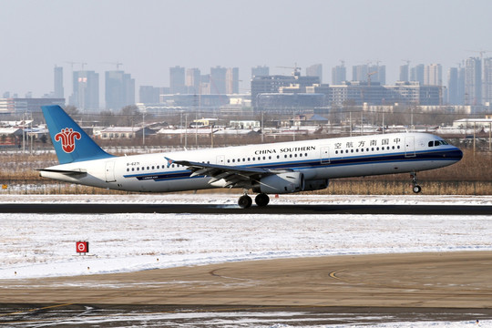 冬天雪后的沈阳机场 飞机降落