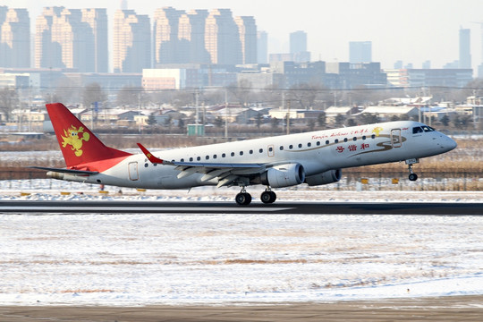 冬天雪后的沈阳机场 飞机降落