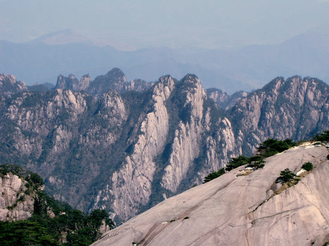 奇峰怪石