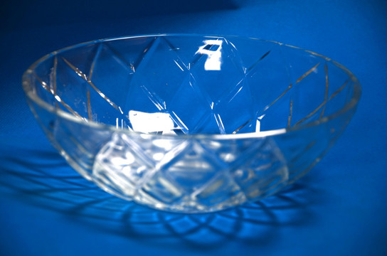 一只玻璃碗
