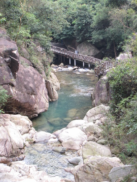 山间溪流 