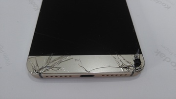 屏幕破碎的手机