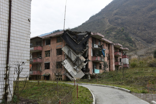 地震后东倒西歪的房屋