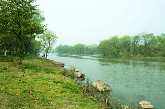 溪流两岸风景