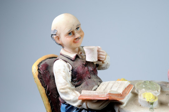喝茶看书的老年人
