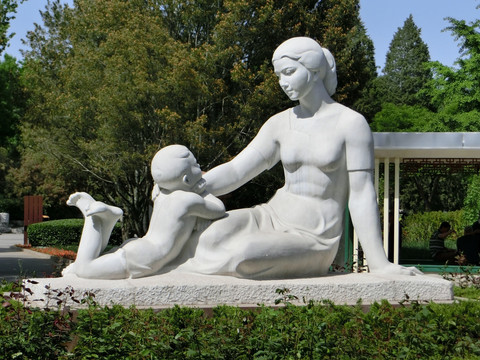 母亲雕塑