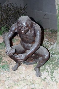 北京猿人雕像