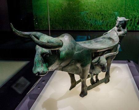 战国牛虎铜案 战国时期青铜器