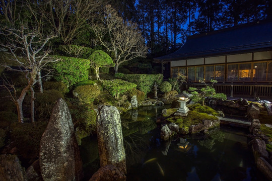 日本高野山一乘院庭院夜色