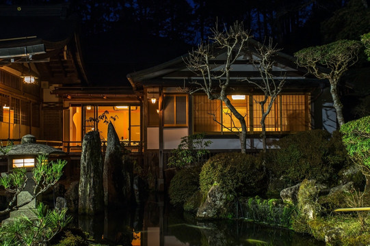 夜晚的日本高野山一乘院建筑