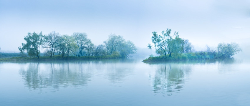 月亮湾晨雾美景