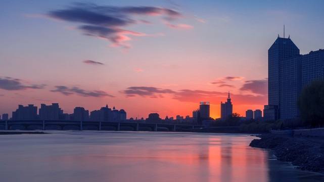 夕阳下的吉林大桥