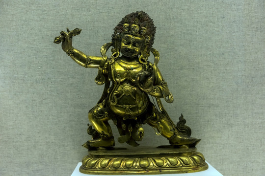 藏族持金刚杵护法鎏金铜像