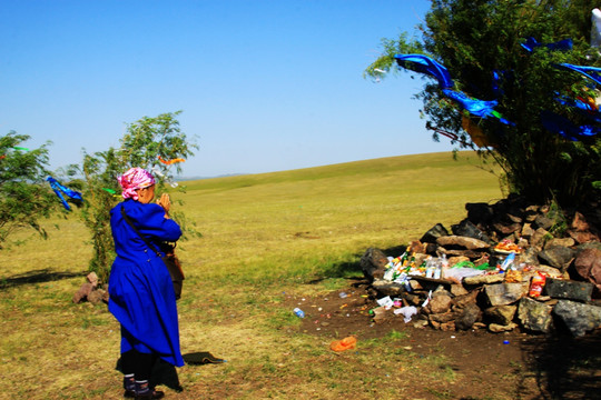 祭敖包的蒙古族女人