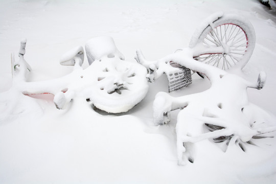 白雪覆盖自行车