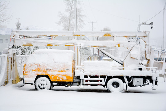 白雪覆盖车辆