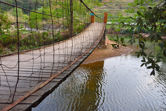 小河上的吊桥