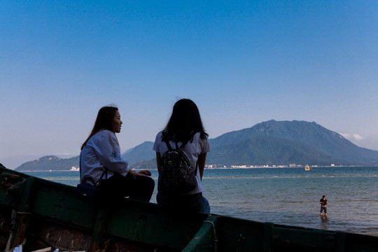 海边聊天的女人