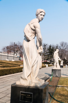 拉提琴的少女雕像