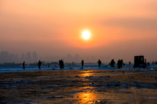 夕阳下的采冰人