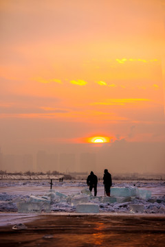 夕阳下的冬季江面