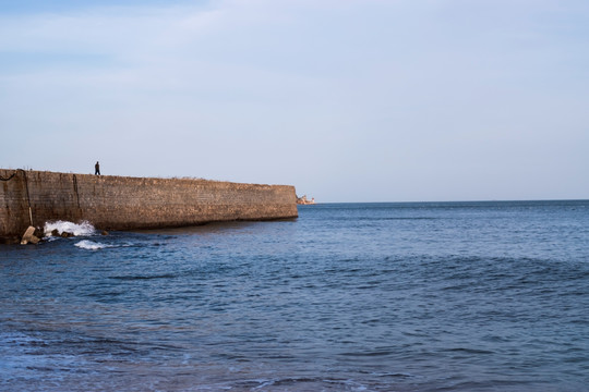 海边水坝