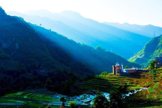 光辉 崇山峻岭