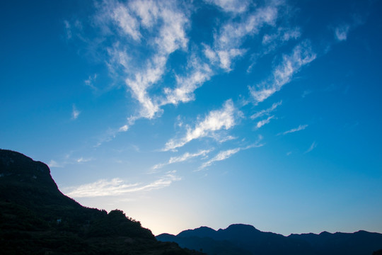 蓝天白云 山岭