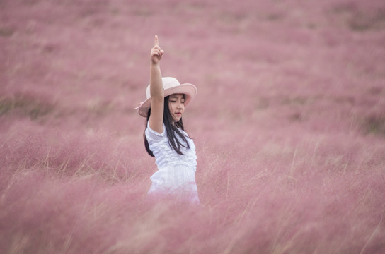 花海里的少女