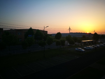 夕阳下的停车场