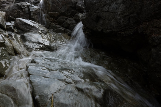 卡拉麦里山山间泉水